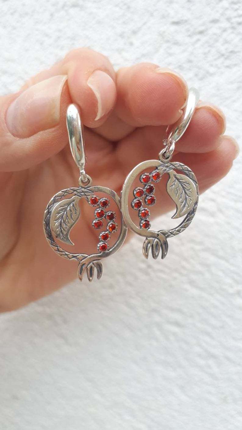 Élégance intemporelle : boucles d'oreilles pendantes vintage en zircon incrusté pour toutes les occasions