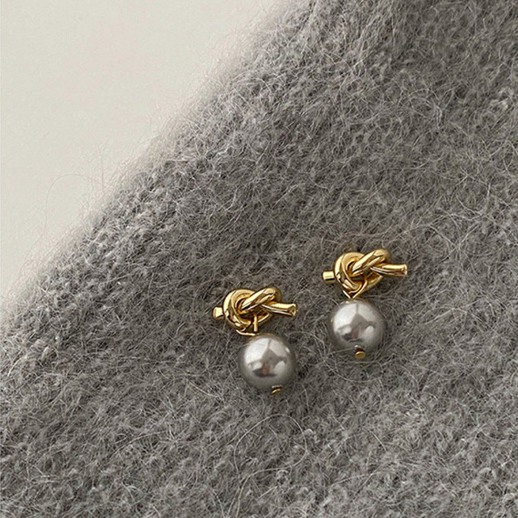 Superbes boucles d'oreilles en perles grises : accessoire parfait pour toutes les occasions