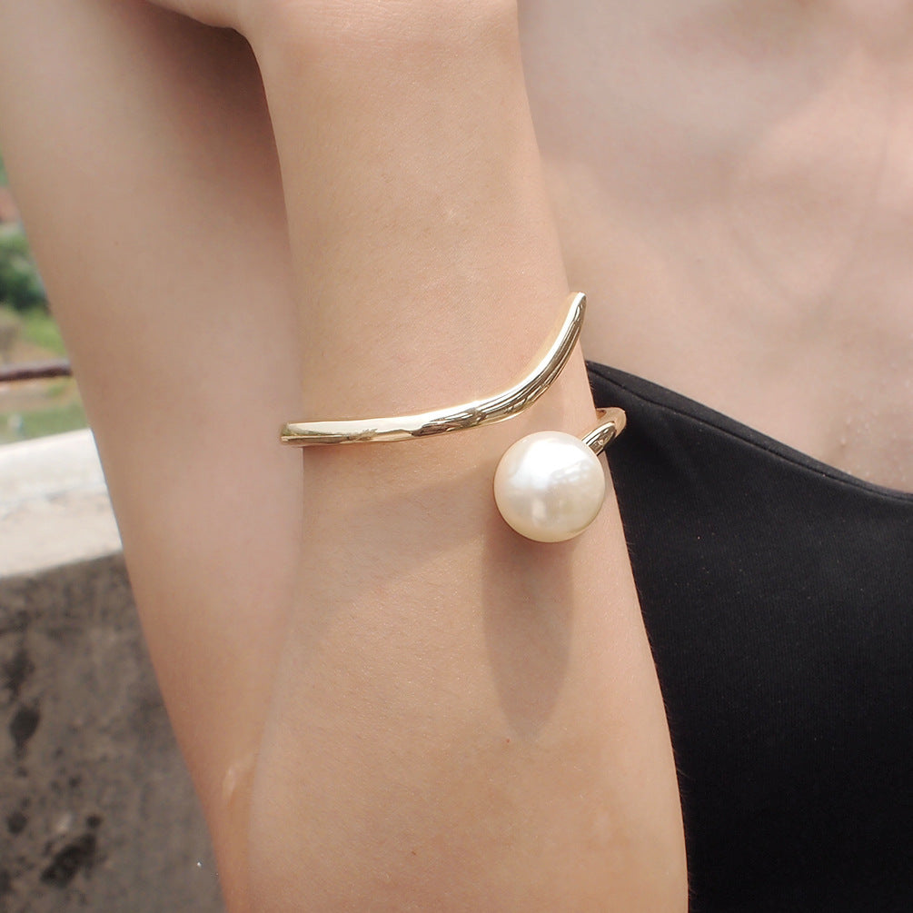 Elegant Exaggerated Asymmetrical Pearl Bracelet: Unique Style for Every Occasion