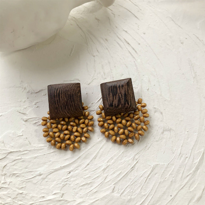 Rehaussez votre style : des boucles d'oreilles en perles de bois vintage pour toutes les occasions