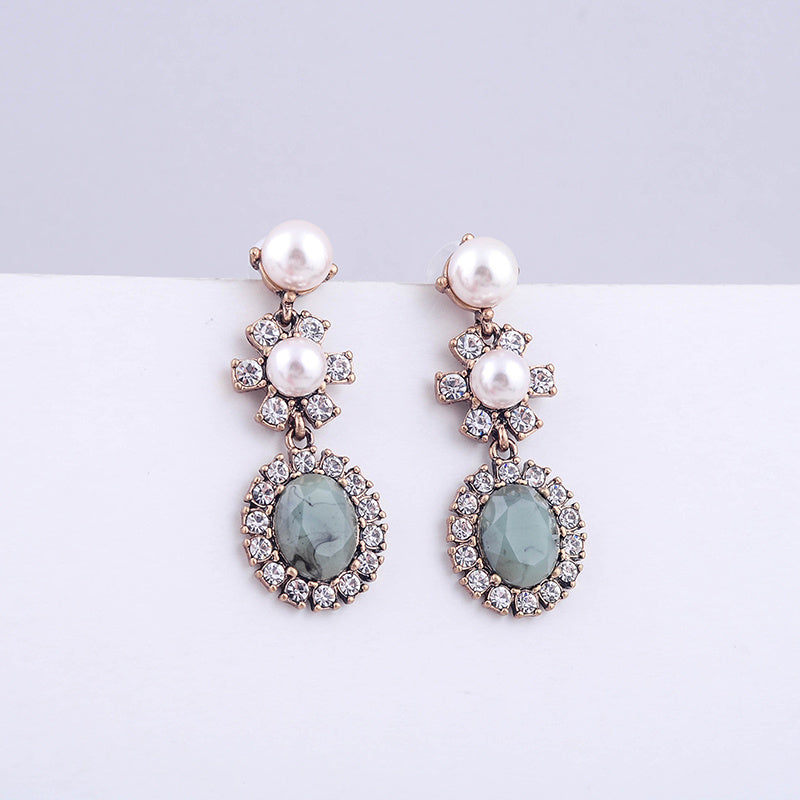 Timeless Elegance: Elevate Your Look with Vintage Style Earrings