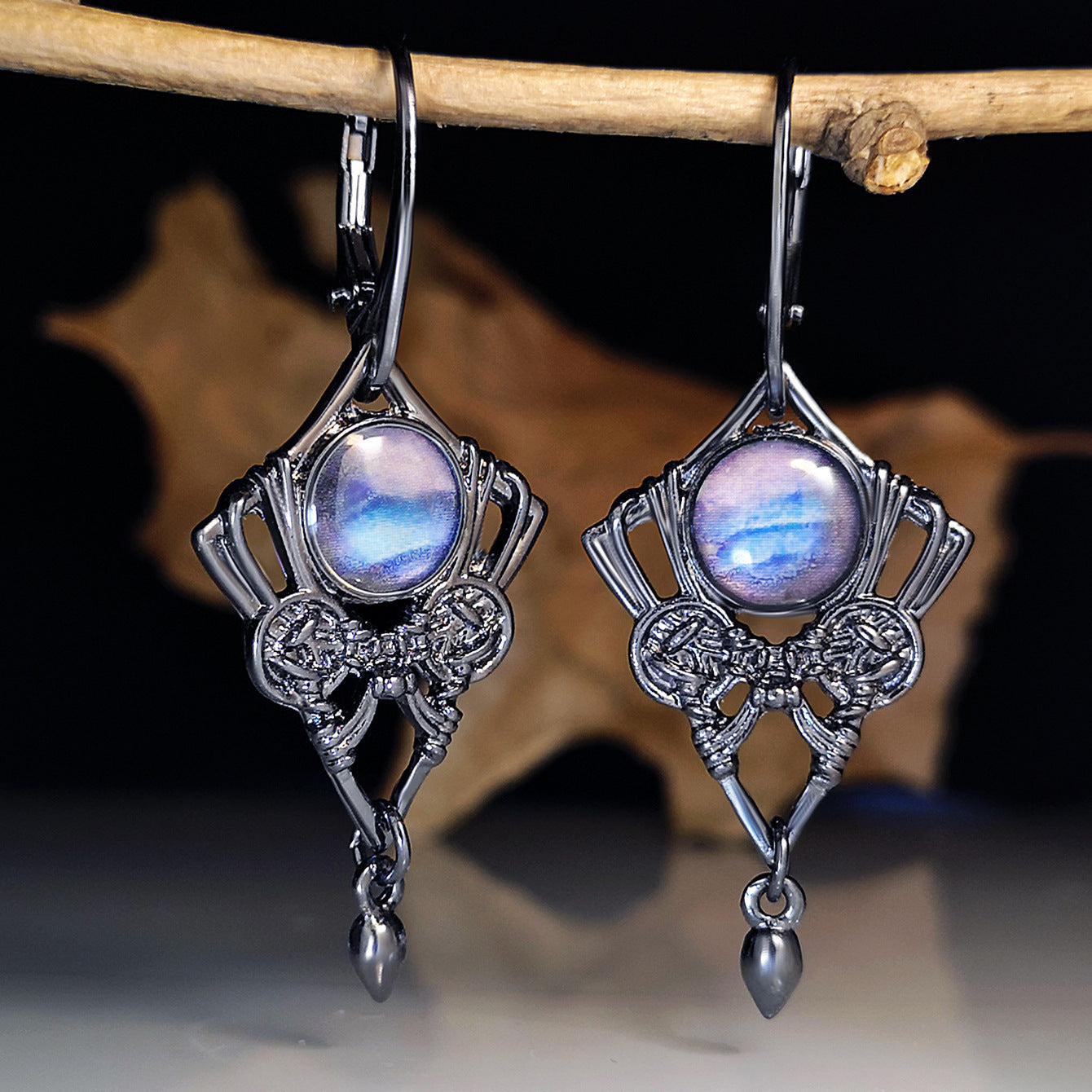 Boucles d'oreilles pendantes chics et vintage en pierre de lune : accessoire parfait pour toutes les tenues