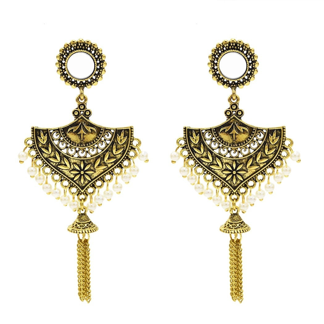 Classic Beauty: Vintage Pearl Earrings Add Sophistication to Every Outfit