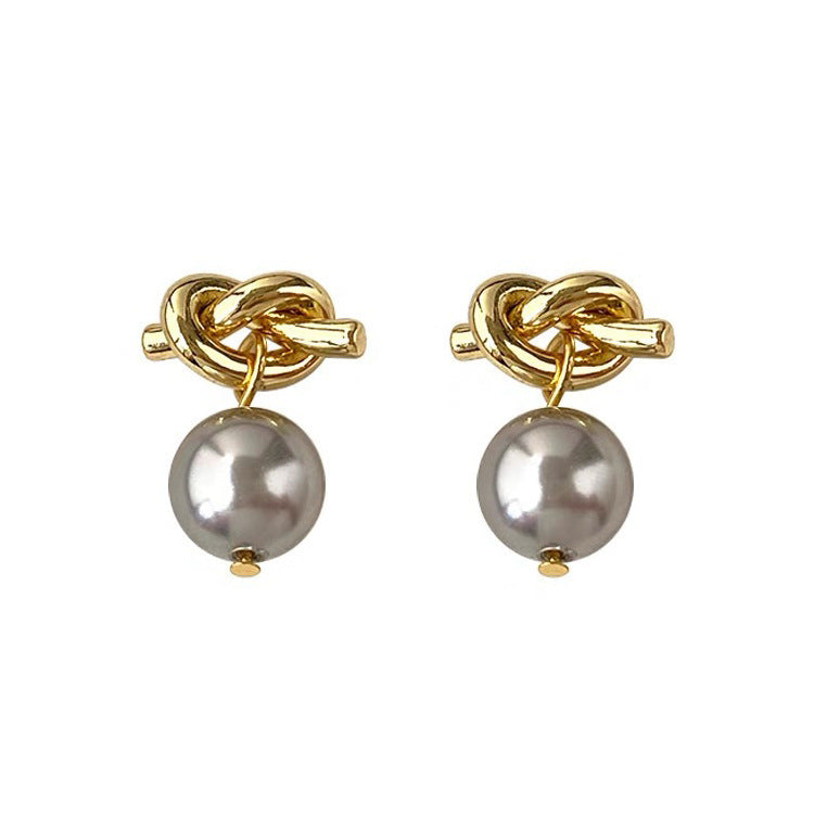 Superbes boucles d'oreilles en perles grises : accessoire parfait pour toutes les occasions