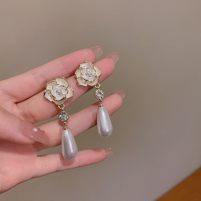 Découvrez des boucles d'oreilles à fleurs vintage uniques : l'accessoire parfait pour toutes les occasions !