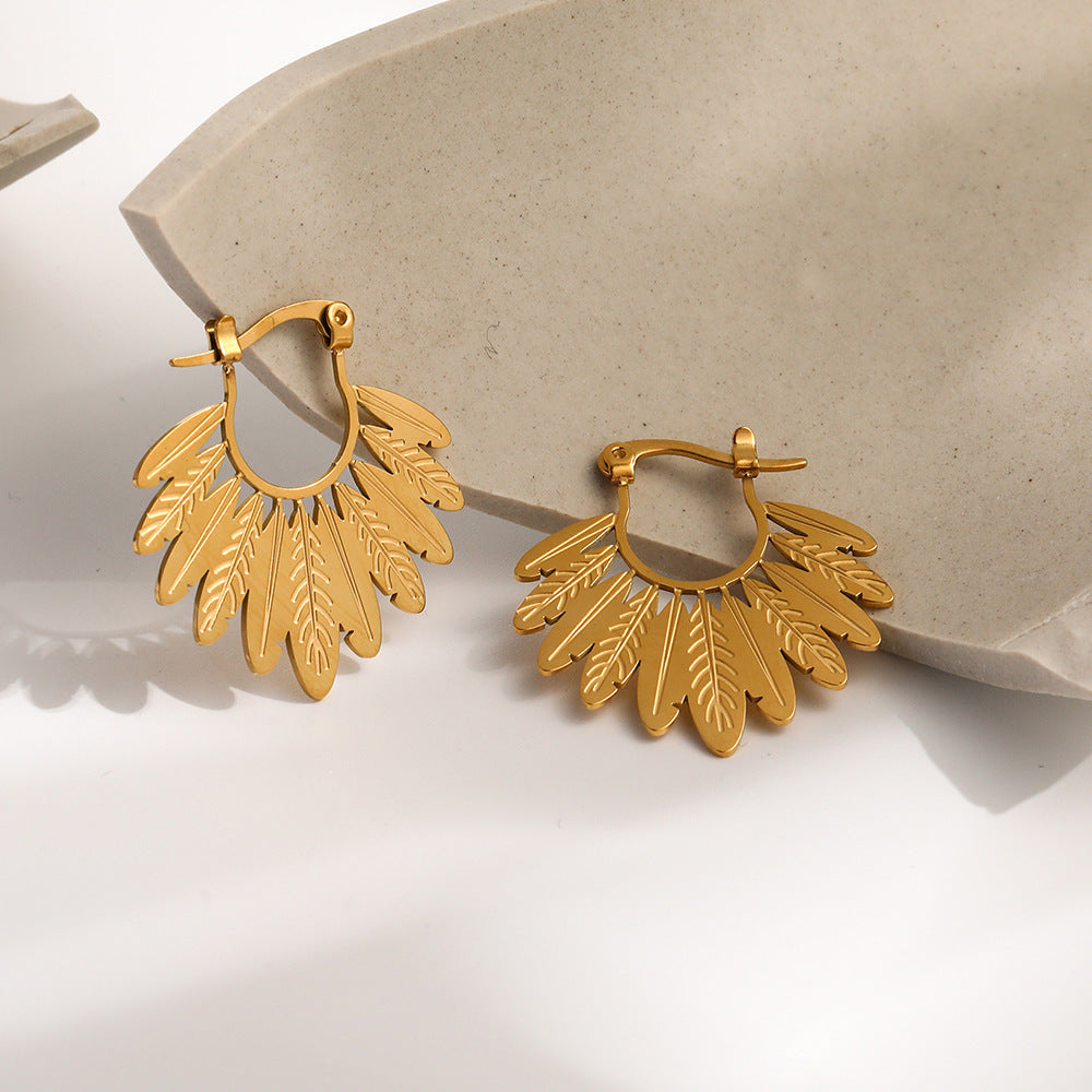 Boucles d'oreilles élégantes en acier titane en forme de feuille : accessoire parfait pour toutes les occasions.