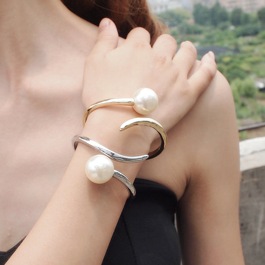 Elegant Exaggerated Asymmetrical Pearl Bracelet: Unique Style for Every Occasion