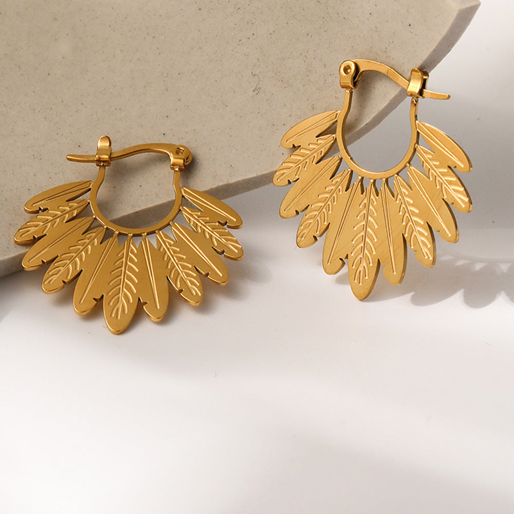 Boucles d'oreilles élégantes en acier titane en forme de feuille : accessoire parfait pour toutes les occasions.