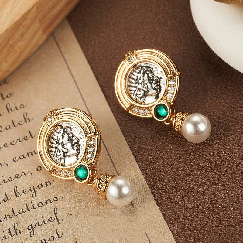 Timeless Elegance: Vintage Pearl Earrings Elevate Any Outfit's Charm