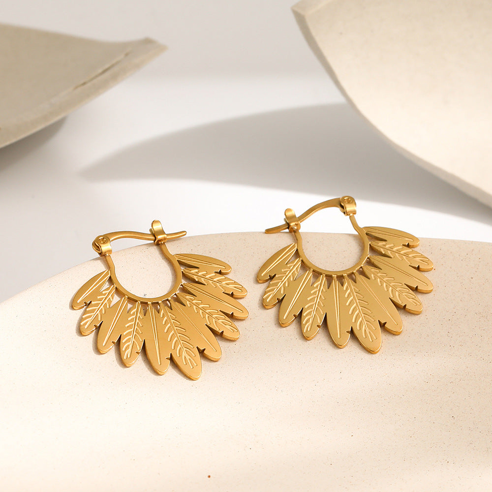 Boucles d'oreilles élégantes en acier titane en forme de feuille : accessoire parfait pour toutes les occasions.