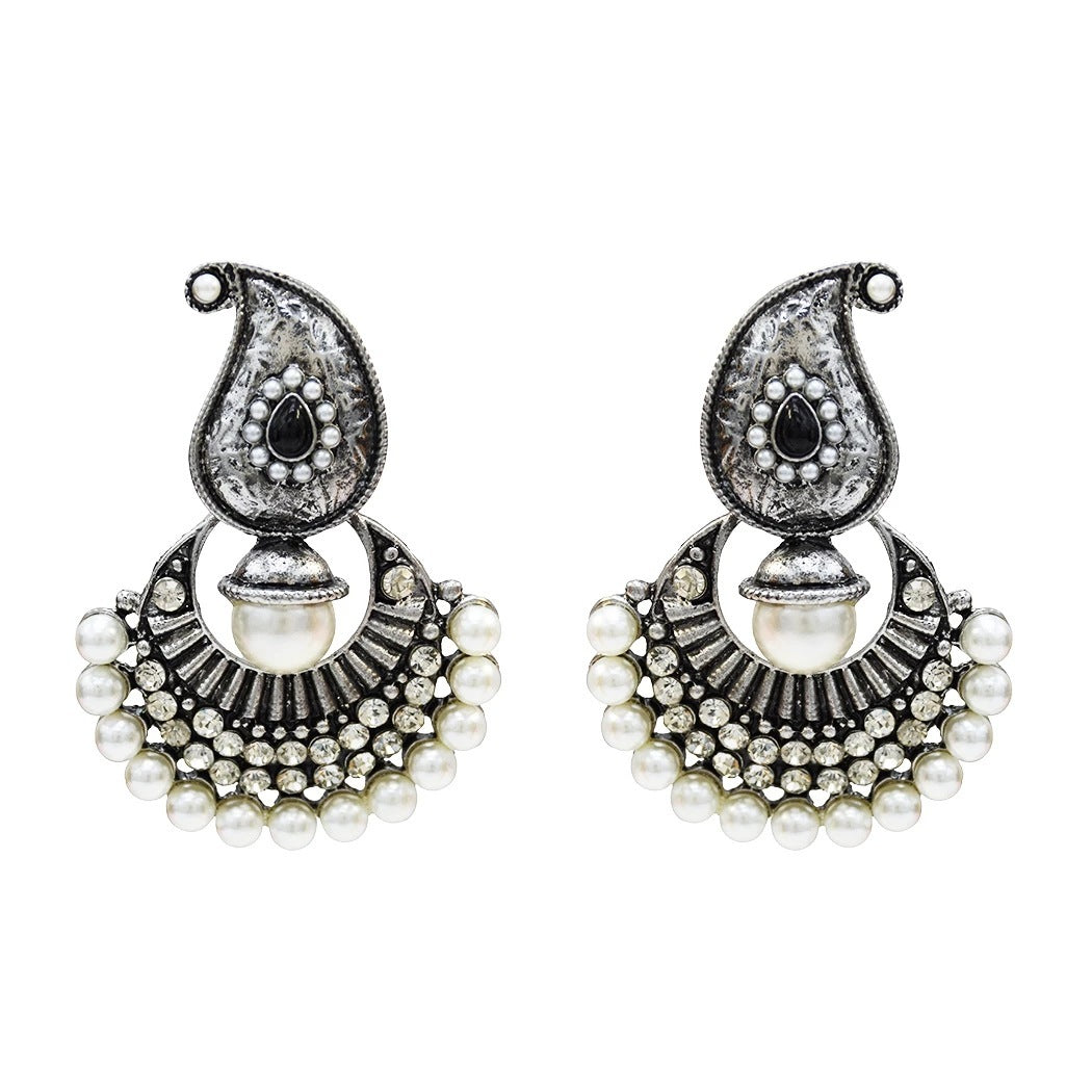 Classic Beauty: Vintage Pearl Earrings Add Sophistication to Every Outfit