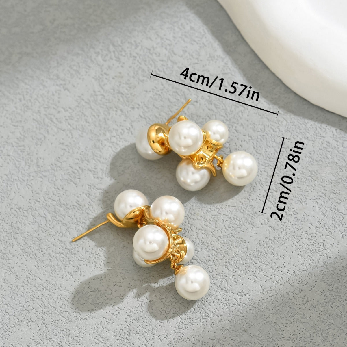 Charme de luxe : les boucles d'oreilles vintage en perles et grappes de raisin rehaussent votre look