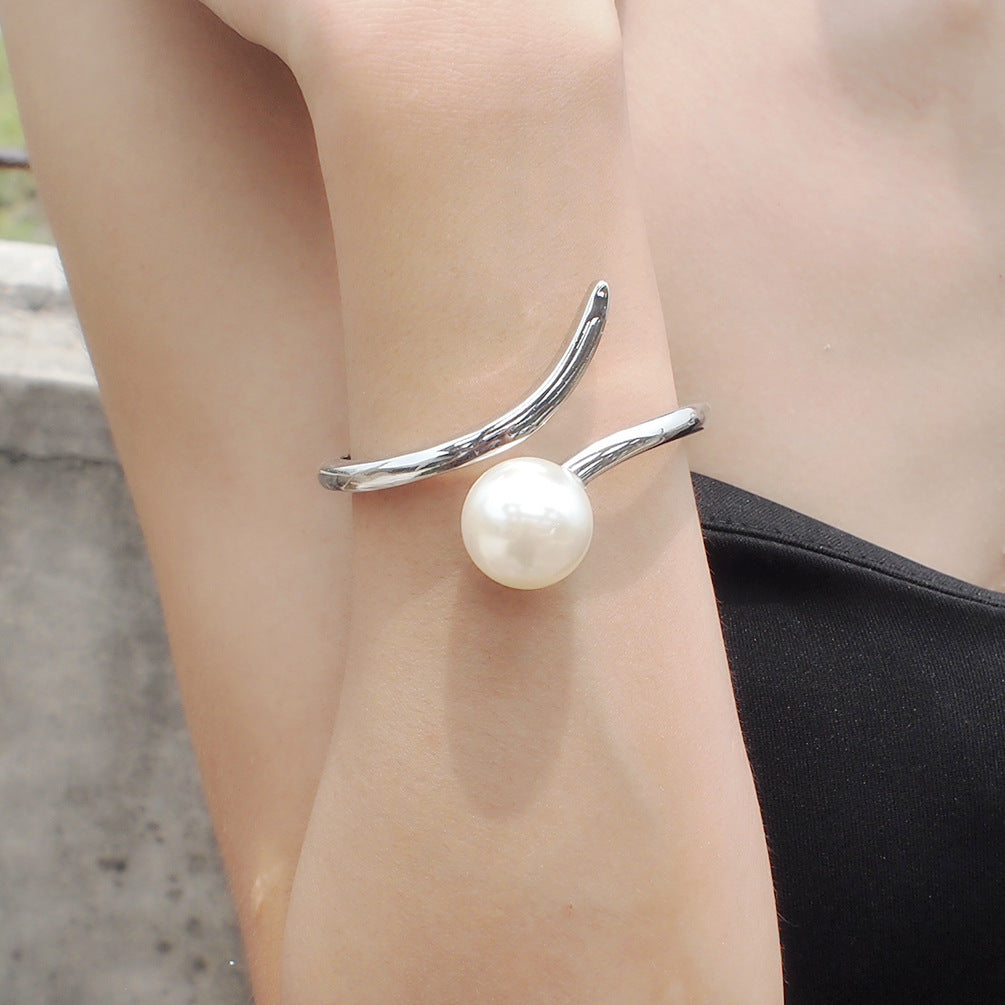 Elegant Exaggerated Asymmetrical Pearl Bracelet: Unique Style for Every Occasion