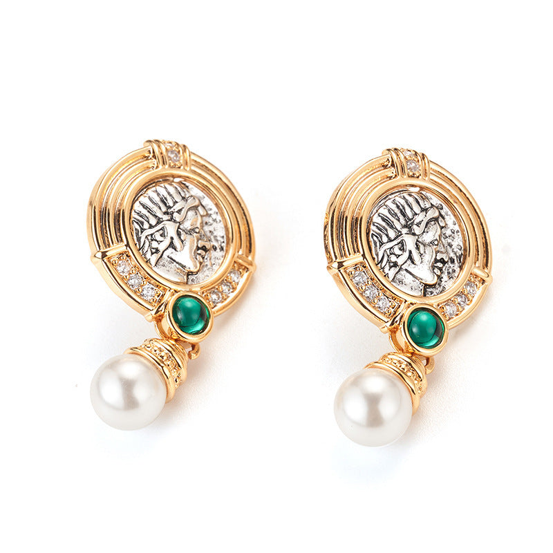 Timeless Elegance: Vintage Pearl Earrings Elevate Any Outfit's Charm