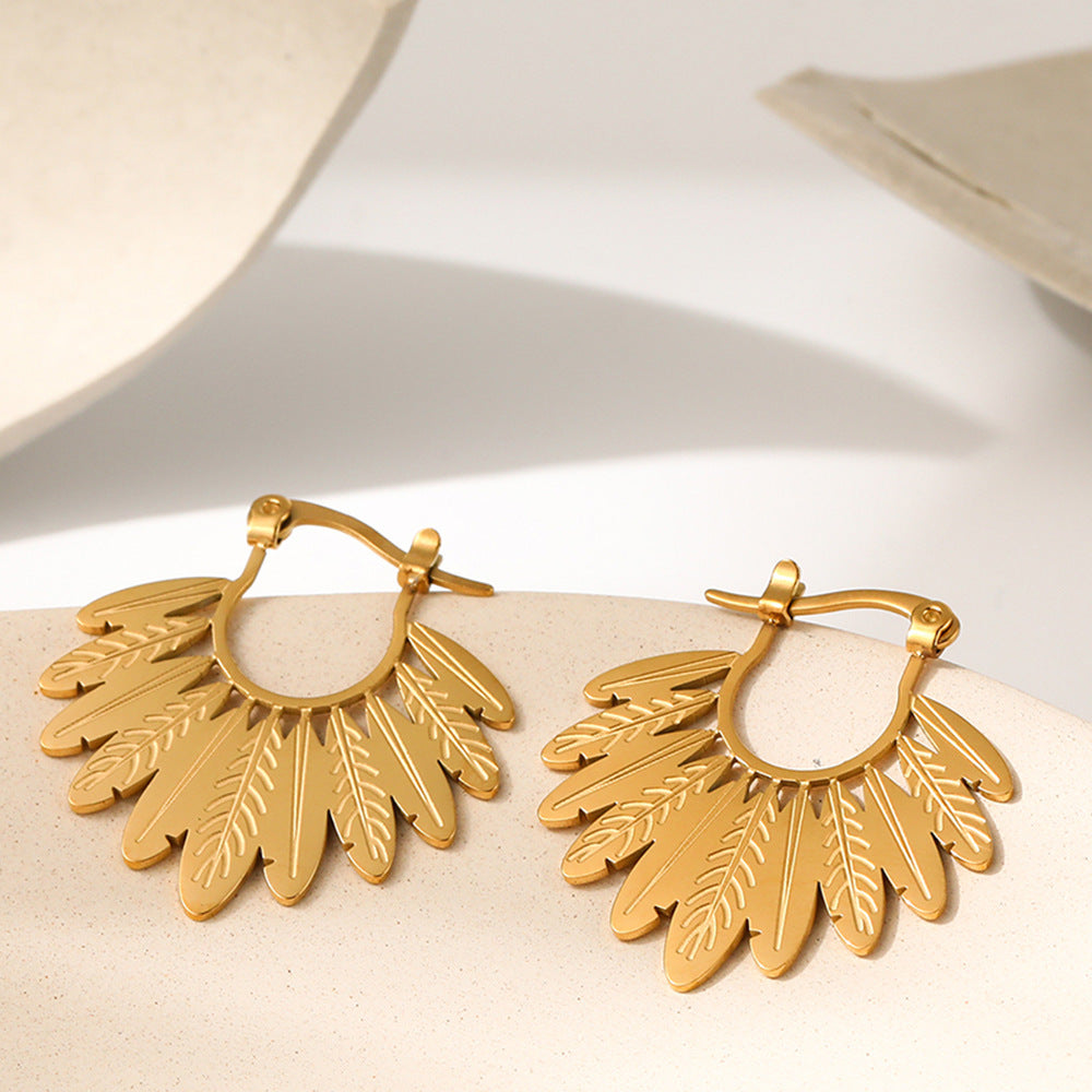 Boucles d'oreilles élégantes en acier titane en forme de feuille : accessoire parfait pour toutes les occasions.