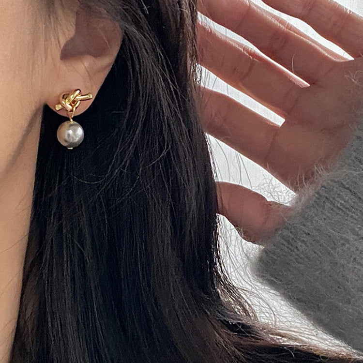 Superbes boucles d'oreilles en perles grises : accessoire parfait pour toutes les occasions