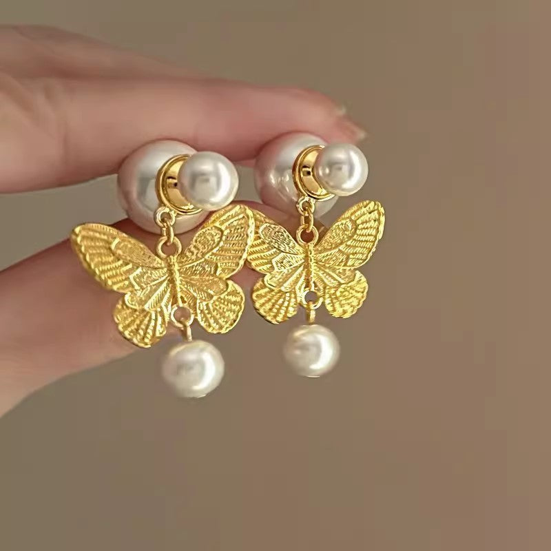 Discover Timeless Elegance: Vintage Butterfly Pearl Stud Earrings Style!