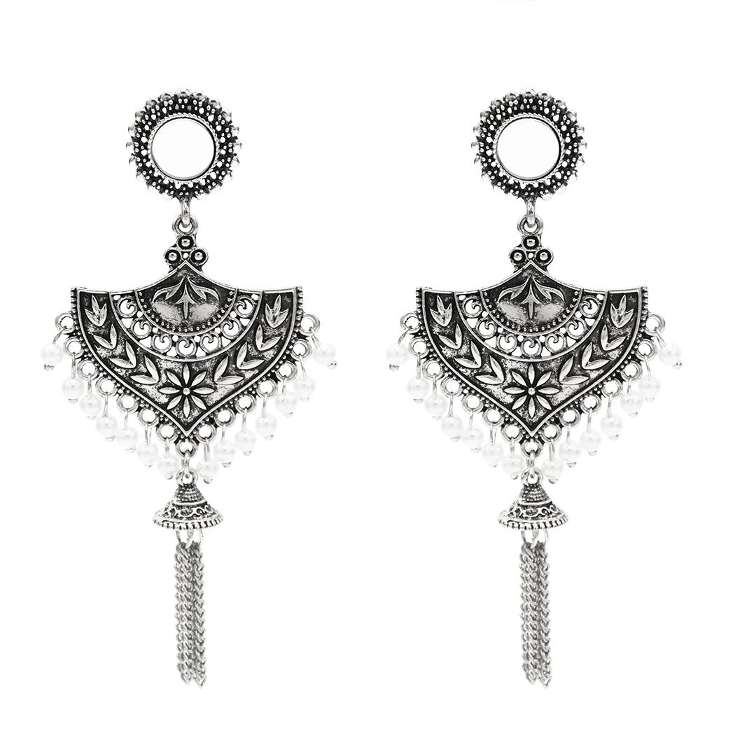 Classic Beauty: Vintage Pearl Earrings Add Sophistication to Every Outfit