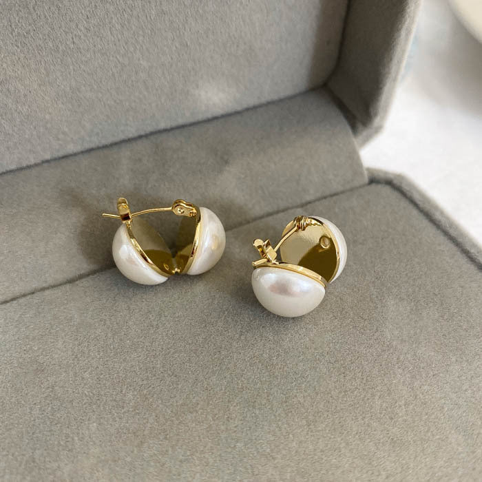 Timeless Elegance: Discover the Versatility of Pearl Stud Earrings